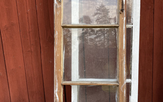Vanhat kolmiruutuiset pysty ikkunat