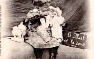LAPSI / Lapsi ruututakissa nukke sylissään. 1900-l.
