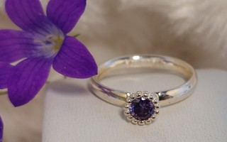 Spinning jewelry 925 hopeinen sormus violetilla kivellä