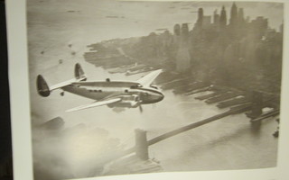 JULISTE LENTOKONE NEW YORKIN YLLÄ 1938