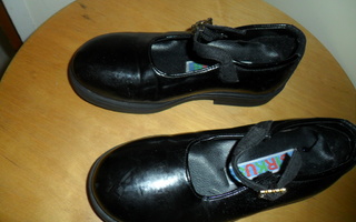 Mustat kiiltonahka kengät soljella Koko: 28