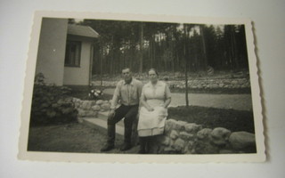 Vanha mustavalk. valokuva, pariskunta puutarhassa. 50 -luku?