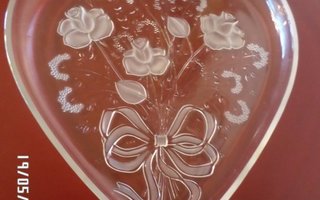 Sydämmen muotoinen  ruusukuvio  lasiastia Ehyt siisti