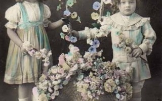 LAPSI / Upea kukka-asetelma ja suloiset lapsukaiset. 1900-l.