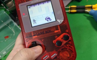 Gameboy uusilla kuorilla, IPS-näytöllä ja AV-ulostulolla