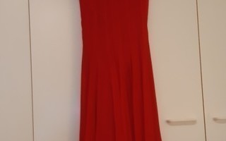 Musta-punainen mekko huivilla, koko xxl