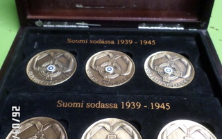 Suomi sodassa  1939 - 1945   Mitalilaatikko  mitaleineen..