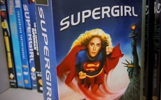 Supergirl vhs kasetti muoveissa.