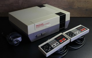 NES 8-bit konsoli + 2 x ohjain (PAL-B/SCN) *Huollettu*