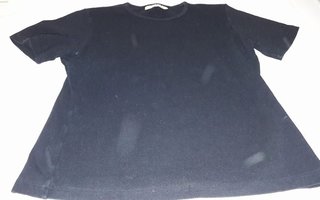 Toppi / t-paita : perus musta t-paita koko 42/44