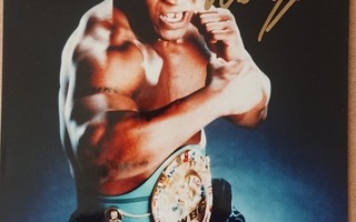 MIKE TYSON Nimikirjoitus Valokuvassa