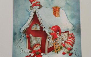 Uusi joulukortti tontut koristelevat taloa