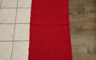 Kaunis Punainen Kaitaliina mitat 141 x 45 cm.