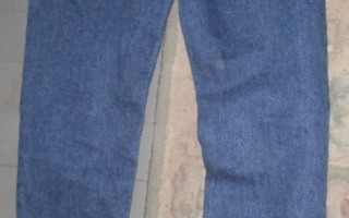 Levis 501 W 31" L 32"