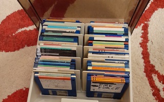 Amiga korppuja 60 kpl + diskettiboksi