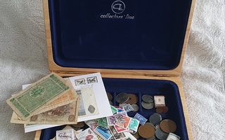 Jalopuinen kolikkolaatikko 129 kolikkoa, seteleitä, merkkejä