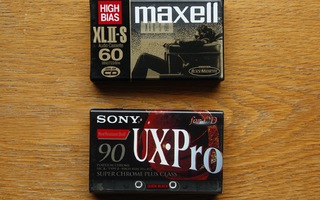 Maxell 60 min. & Sony 90 min. Type II C-kasetti