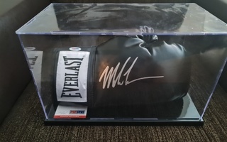 Mike Tyson signeerattu nyrkkeilyhanska + kehystetty kuva