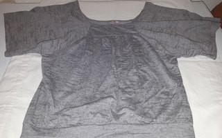 Toppi / t-paita : harmaa leveähihainen t-paita koko L