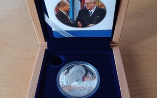 Hopeinen Martti Ahtisaari Nobel-mitali