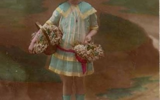 LAPSI / Pieni tytön tyllerö ja korit täynnä kukkia. 1900-l.
