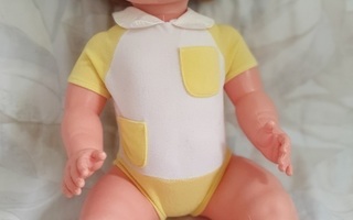 Vintage ruskeahiuksinen vauvanukke
