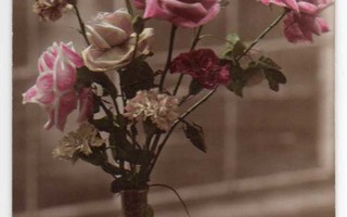 KUKKIA / Sirot ruusut messinkimaljakossa. 1900-l.
