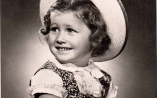 LAPSI / Hymyilevä lierihattuinen tyttö kukkamekossa. 1940-l.