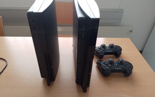 2 x ps3 konsolia ja kaksi ohjainta