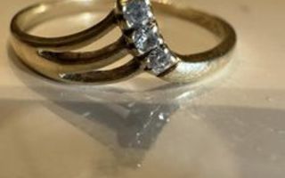 S14 keltakulta sormus timanteilla
