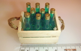 Nukkekoti puinen laatikko ja vihreät pullot