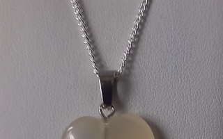 Valkoinen Opaali kivisydän riipus hopeaketjulla