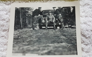 Vanha pieni mustavalko valokuva Auto ja miehet