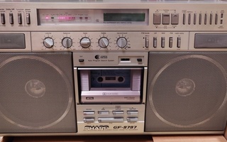 5 x kasettiradioita, Mm..Sharp, Hitachi, Sony, Aiwa