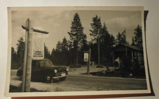 Rovaniemi, Napapiirin maja, auto rajalla, valokuvapk, ei p.