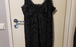 Musta mekko koko XL