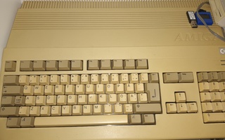 Amiga 500 retrotietokone muistilla, power ja gotek