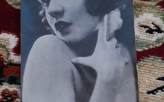 Renée Adorée Postikortti 1928 (Mykkäelokuvien tähti)