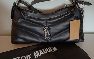 Steve Madden olkalaukku.