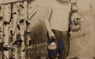 LAPSI / Suloinen lapsi pupu kainalossa. 1900-l.