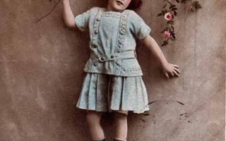 LAPSI / Pikkutyttö ja lempeän romanttiset ruusut. 1910-l.