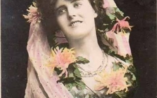 NAINEN / Eksoottinen tyttö ja dahlian kukat. 1900-l.