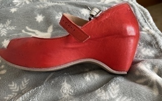 Punaiiset kengät ja punainen laukku