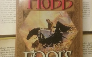 Robin Hobb - Fool's Errand. The Tawny Man Trilogy, Book 1