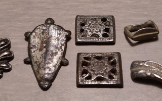 Ryhmä roomalaisia ja keskiaikaisia hopeaesineitä, aitoustod