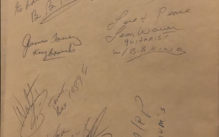 B.B. Kingin bändin nimikirjoitukset paperilla