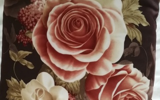 Ruusuaiheinen sametti tyynynpäällinen lila