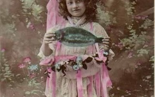 KALA / Röyhelömekkoinen tyttö kala käsissään. 1900-l.