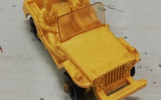 Vanha auto (keltainen avo)
