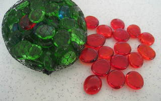 Vihreitä ja punaisia lasihelmiä 300 grammaa